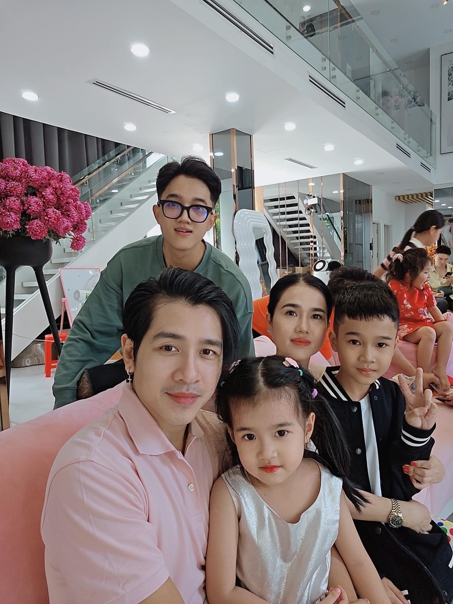 Chị gái Ngọc Trinh: Mẹ 3 con tuổi U50 body sexy nghẹt thở, các con hưởng trọn 