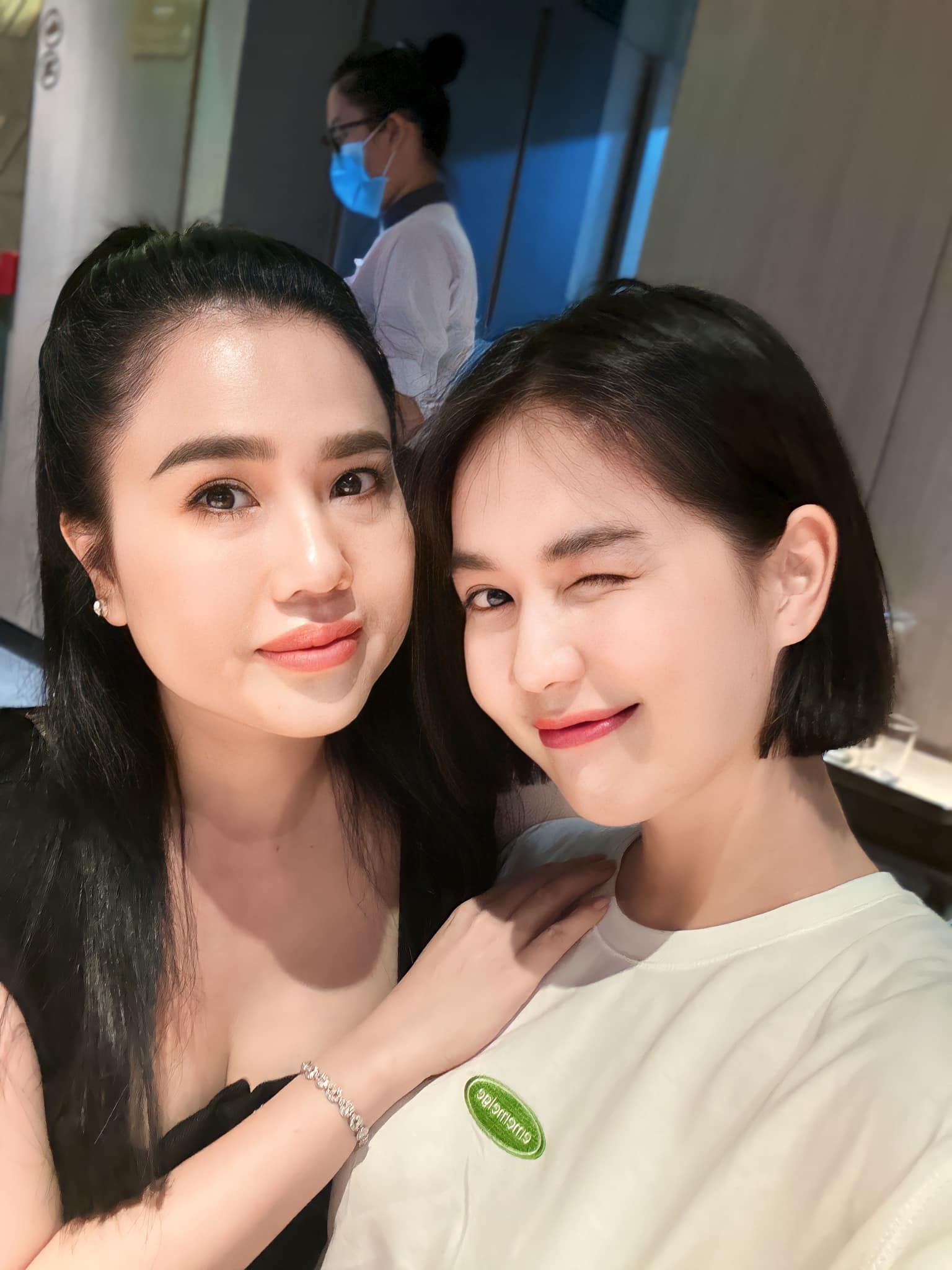 Chị gái Ngọc Trinh: Mẹ 3 con tuổi U50 body sexy nghẹt thở, các con hưởng trọn 