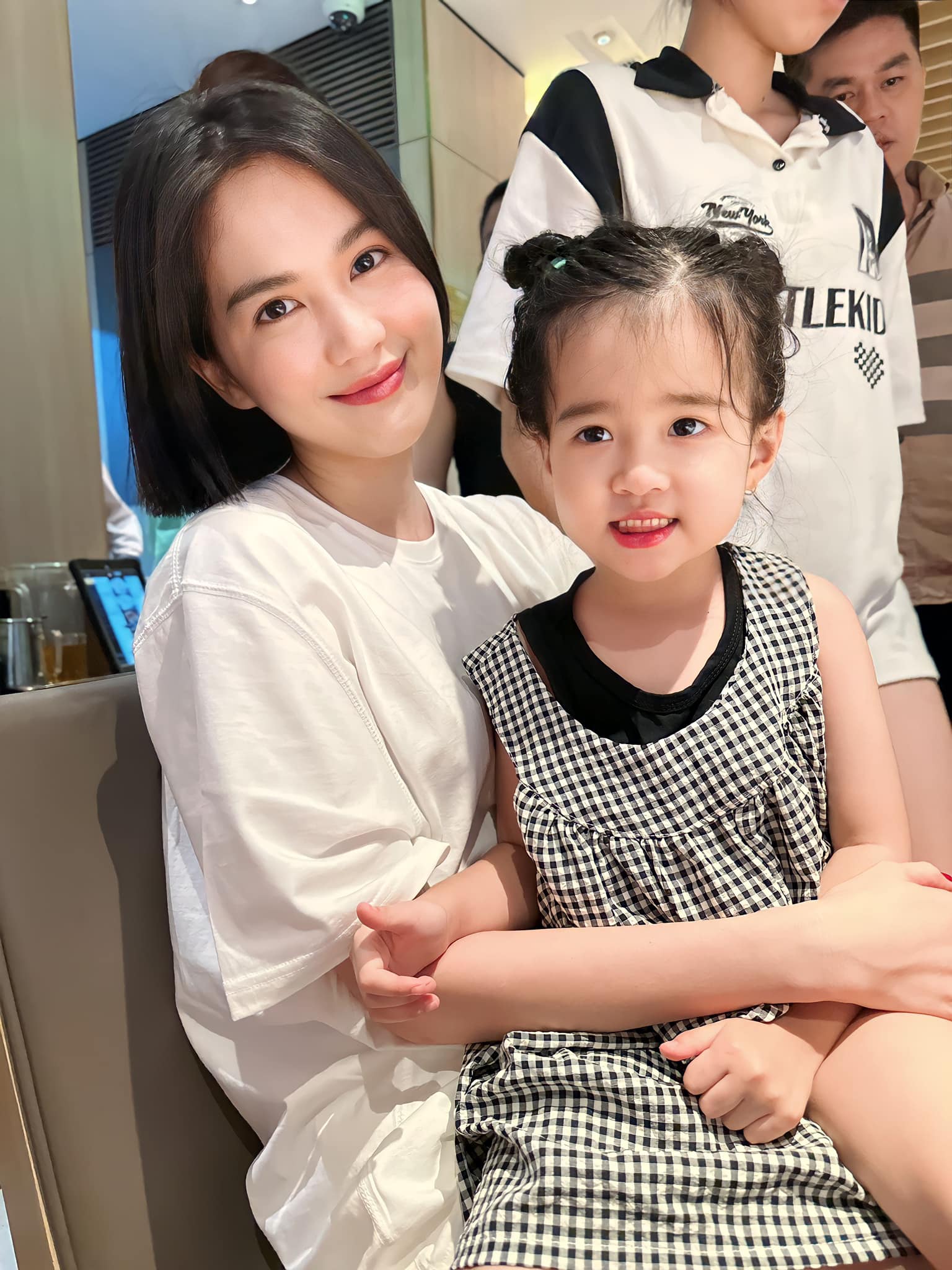 Chị gái Ngọc Trinh: Mẹ 3 con tuổi U50 body sexy nghẹt thở, các con hưởng trọn 