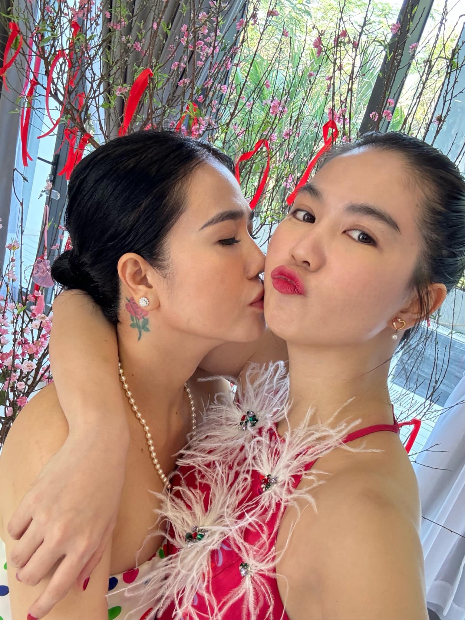 Chị gái Ngọc Trinh: Mẹ 3 con tuổi U50 body sexy nghẹt thở, các con hưởng trọn 