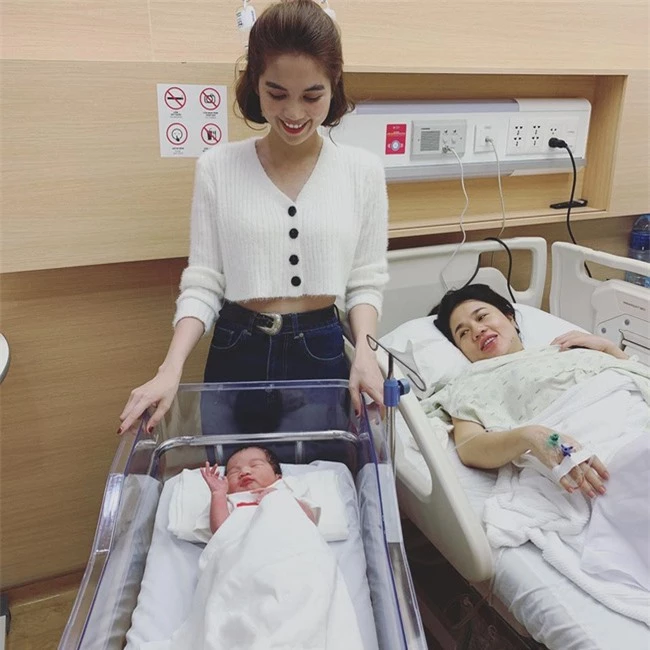 Chị gái Ngọc Trinh: Mẹ 3 con tuổi U50 body sexy nghẹt thở, các con hưởng trọn 