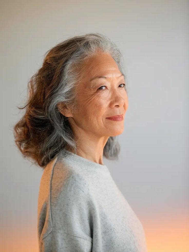 Với mái tóc bạc tự nhiên, phụ nữ trung niên nên uốn tóc, tạo độ phồng, nhìn sẽ trẻ và quý phái hơn- Ảnh 1.