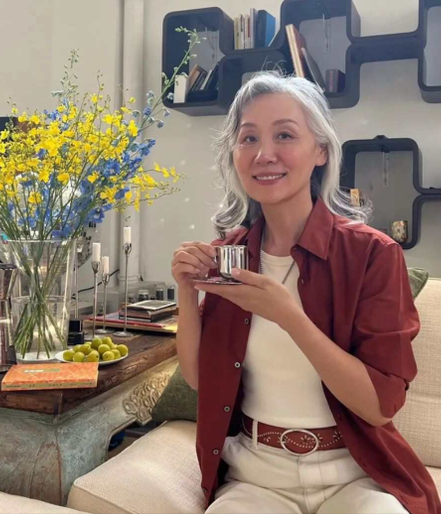 Phong cách tuổi 60 của mẹ tôi: 4 tips mặc đẹp, tinh tế mà thế hệ trẻ cũng phải học theo- Ảnh 1.