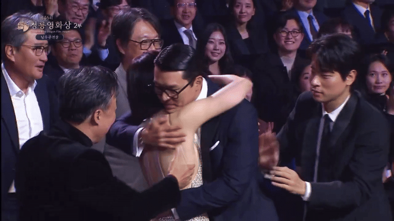 Lộ diện "kẻ phá bĩnh" khoảnh khắc ngọt ngào nhất của vợ chồng Hyun Bin - Son Ye Jin- Ảnh 1.