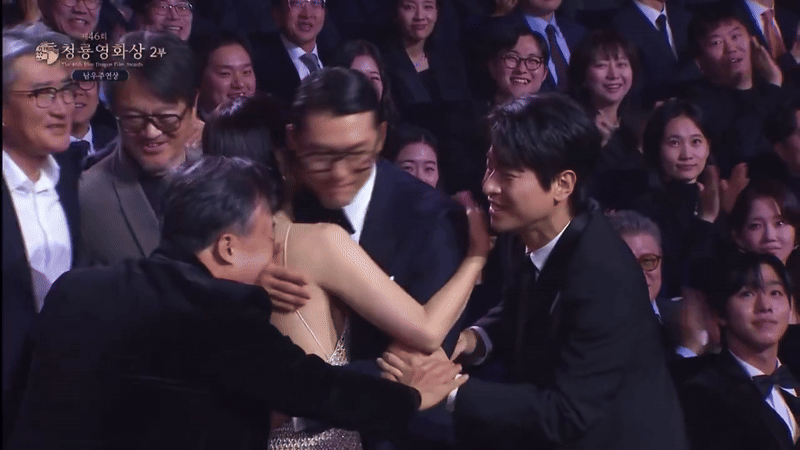 Lộ diện "kẻ phá bĩnh" khoảnh khắc ngọt ngào nhất của vợ chồng Hyun Bin - Son Ye Jin- Ảnh 2.