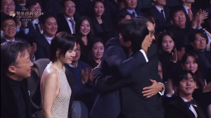 Lộ diện "kẻ phá bĩnh" khoảnh khắc ngọt ngào nhất của vợ chồng Hyun Bin - Son Ye Jin- Ảnh 3.