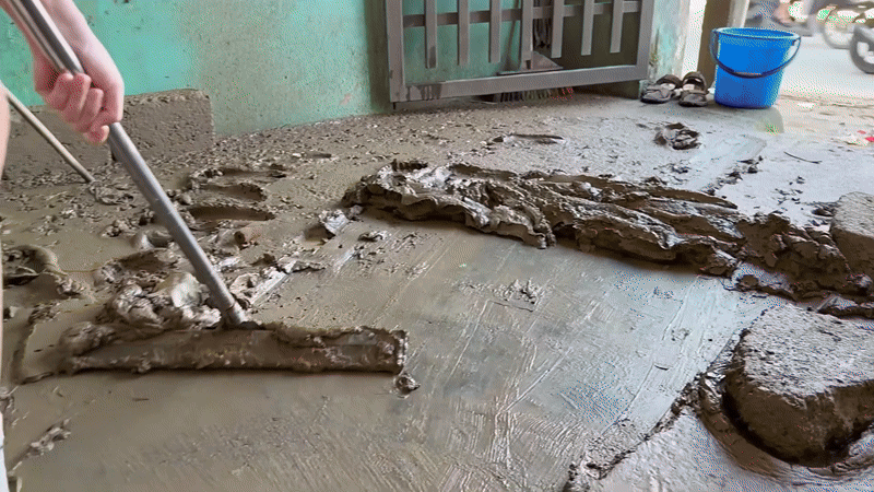 Nhà sao Vbiz ngập bùn đất sau lũ: Cả gia đình tất bật dọn dẹp, thiệt hại 2 xe máy- Ảnh 1.