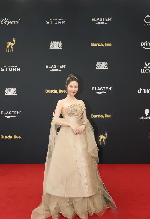 Diễn viên Diễm My 9x - đồng hành cùng Elasten tham dự Bambi Awards 2025- Ảnh 2.