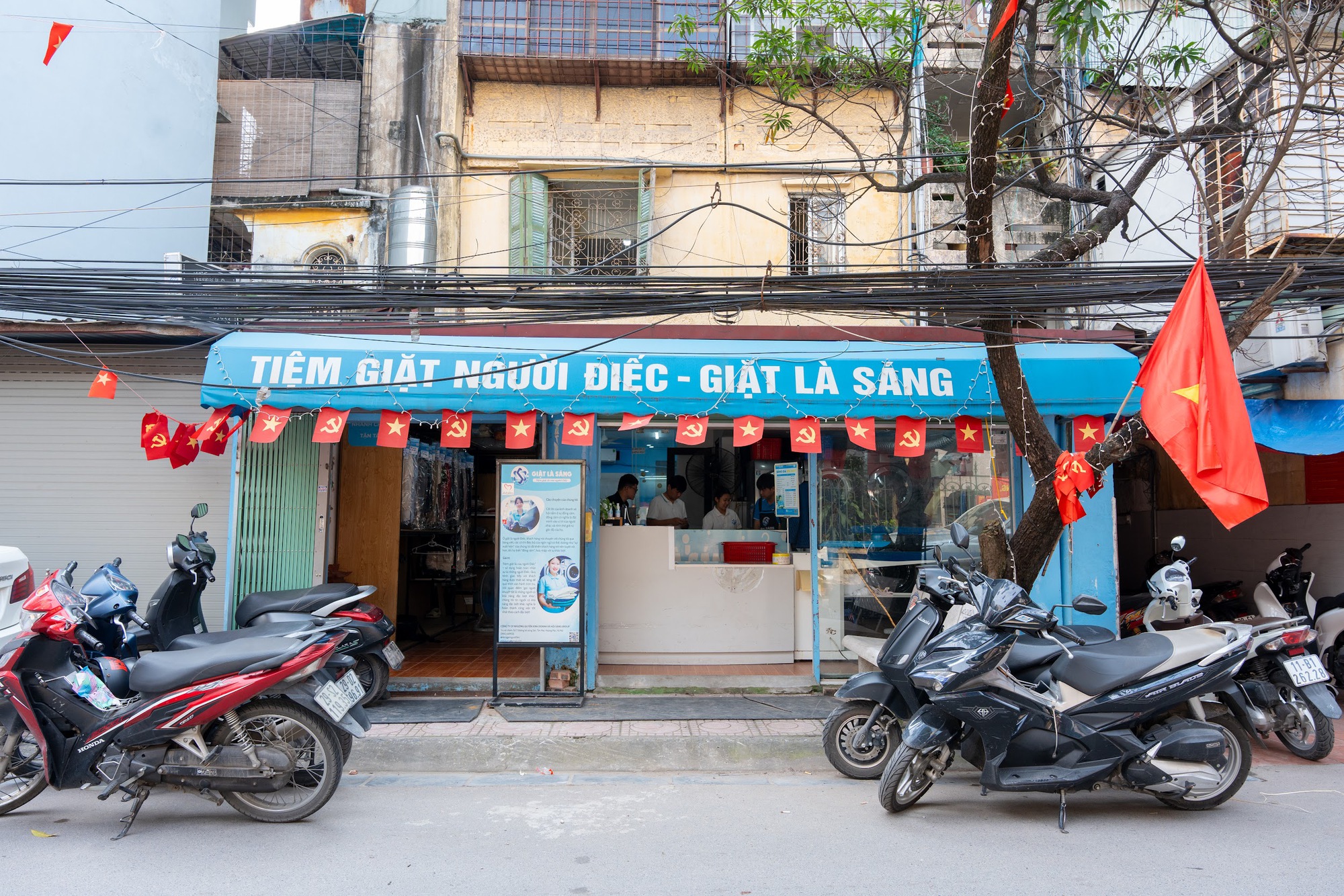 Giặt Là Sáng: Tiệm giặt của những người thinh lặng- Ảnh 1.