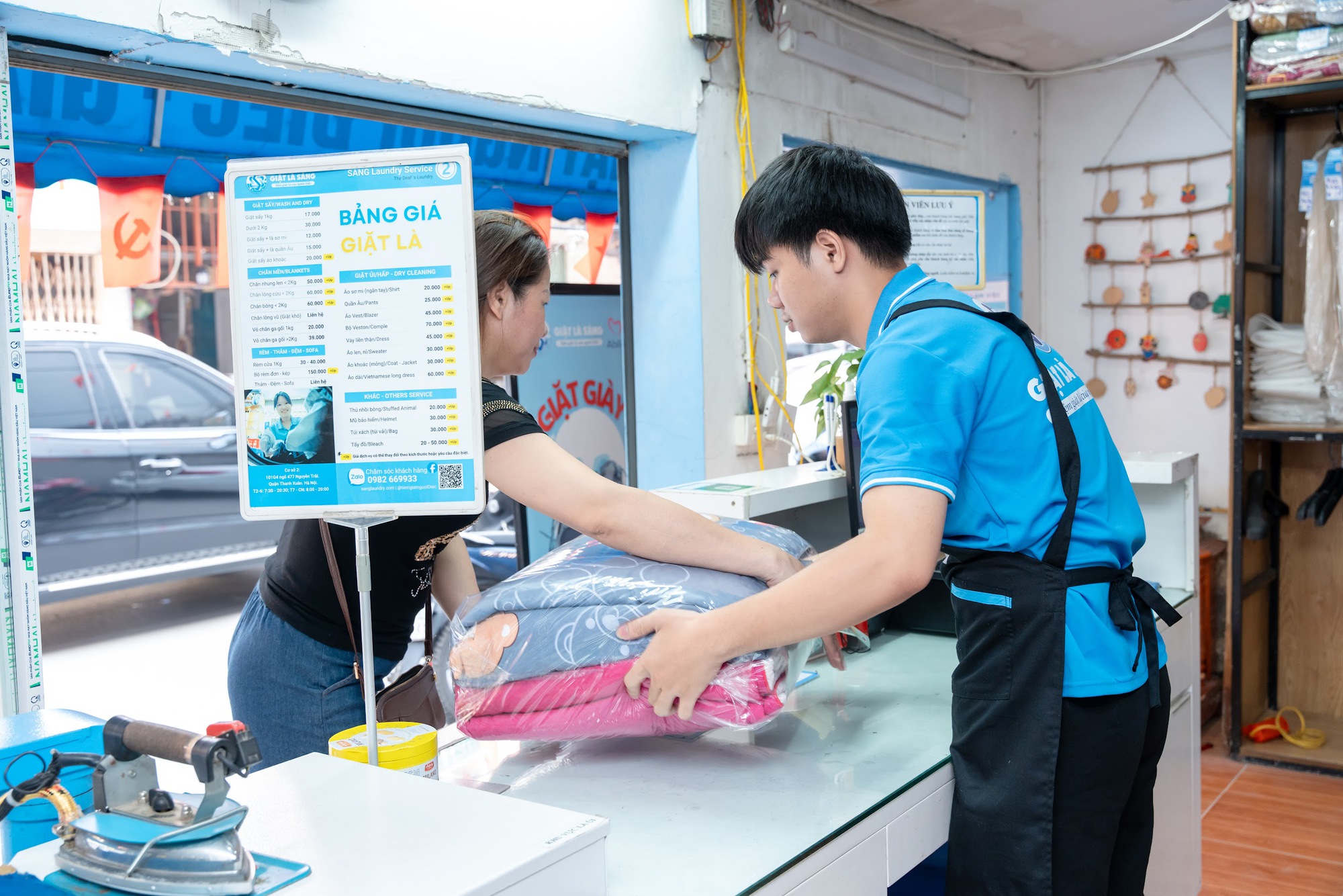 Giặt Là Sáng: Tiệm giặt của những người thinh lặng- Ảnh 2.