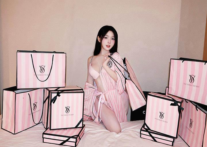 Vào “vibe” công chúa nữ tính, cô nàng vẫn khoe dáng “đồng hồ cát” cực chuẩn- Ảnh 4. Vào “vibe” công chúa nữ tính, cô nàng vẫn khoe dáng “đồng hồ cát” cực chuẩn- Ảnh 4.