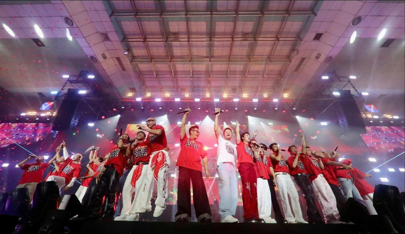 Vikki lan tỏa yêu thương : Đêm nhạc “Tôi! Người Việt Nam” & 5,3 tỷ đồng chuyển tới đồng bào bão lũ- Ảnh 2.