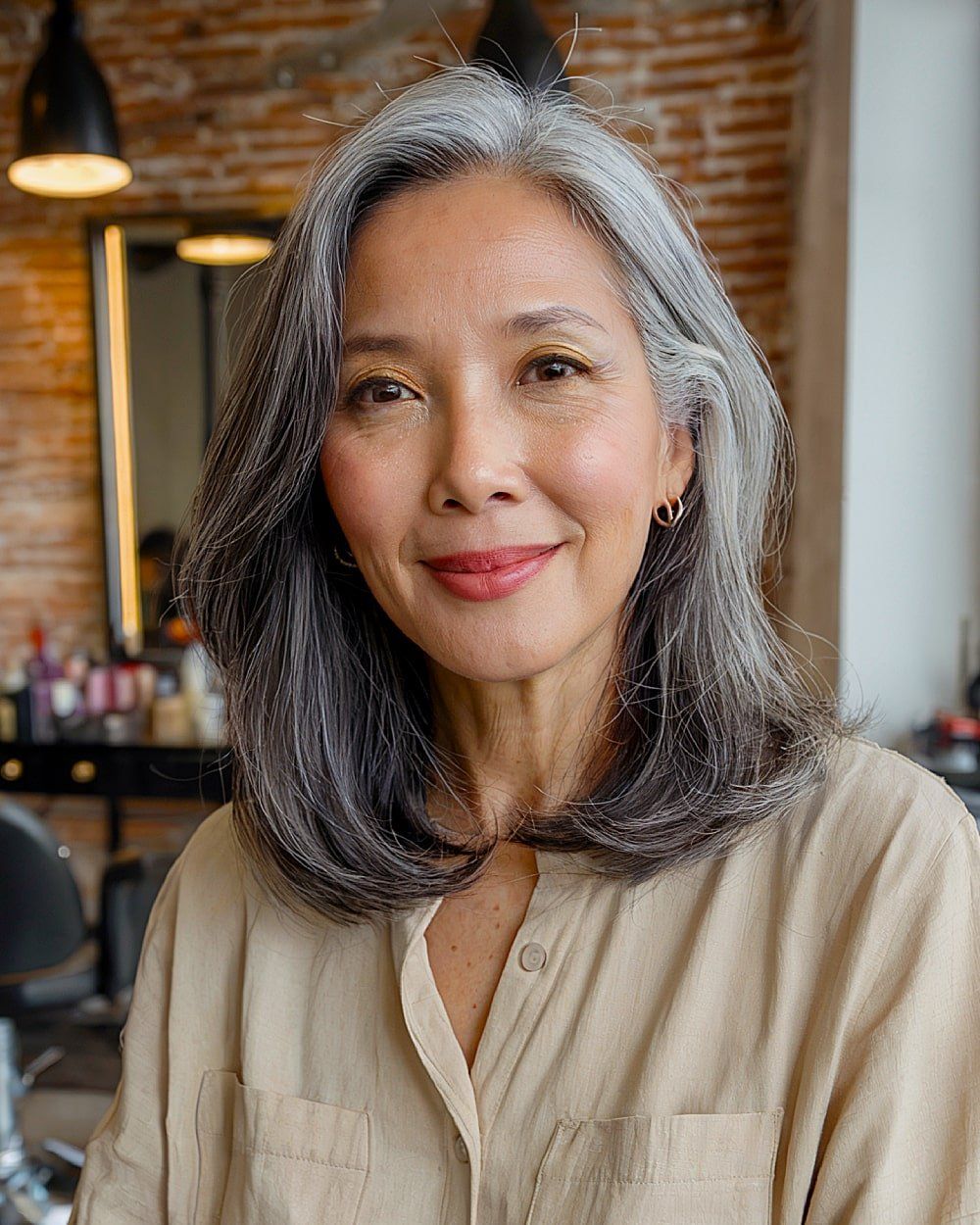 Với mái tóc bạc tự nhiên, phụ nữ trung niên nên uốn tóc, tạo độ phồng, nhìn sẽ trẻ và quý phái hơn- Ảnh 8.