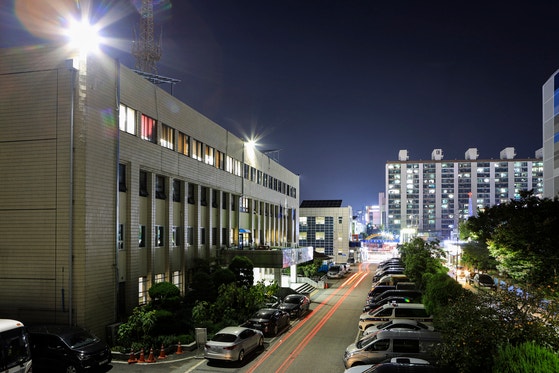 Cô bé 13 tuổi đốt nhà vì không được bố mẹ mua điện thoại mới cho- Ảnh 1. Cô bé 13 tuổi đốt nhà vì không được bố mẹ mua điện thoại mới cho- Ảnh 1.