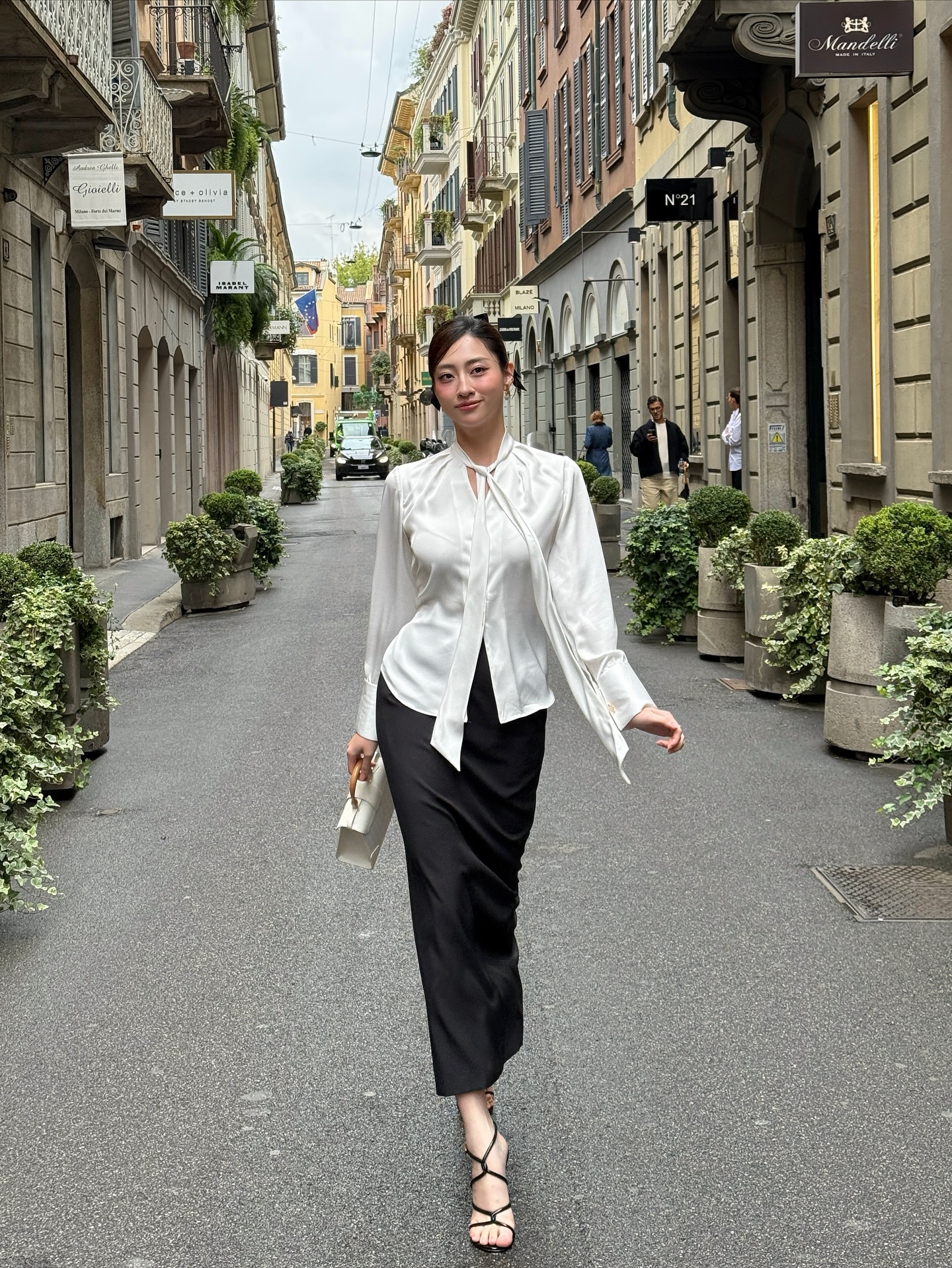 5 kiểu chân váy này có gì mà được các mỹ nhân Việt diện mãi không chán?- Ảnh 4. 5 kiểu chân váy này có gì mà được các mỹ nhân Việt diện mãi không chán?- Ảnh 4.