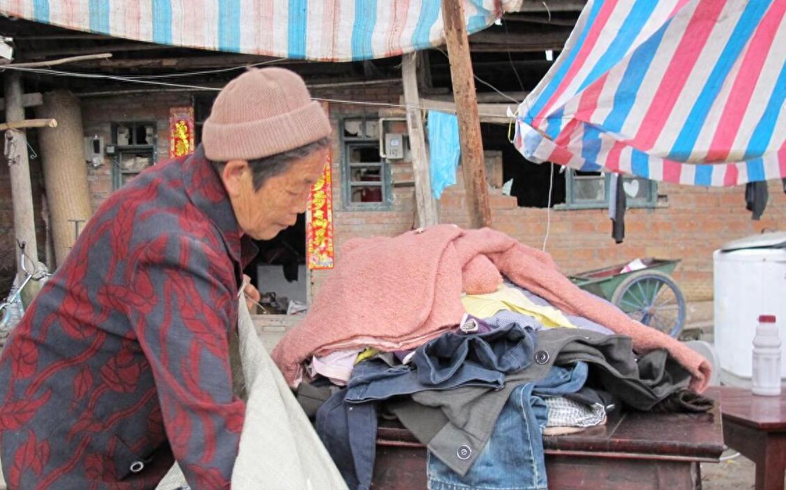 Tiết kiệm kiểu này chỉ thêm tốn kém: Những thói quen “giữ của” của bố mẹ khiến tôi vừa bực mình vừa bất lực- Ảnh 1.