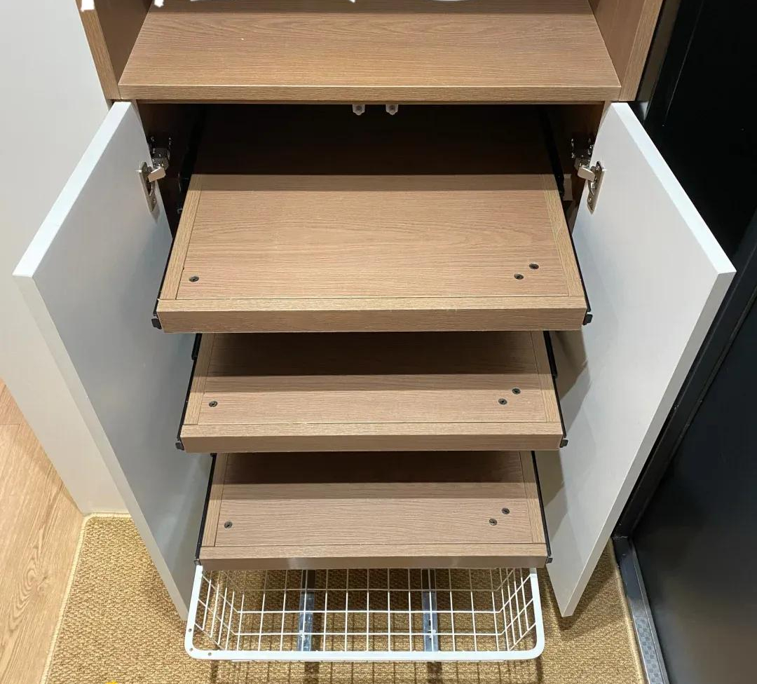 Lối vào chỉ 0,5m² nhưng chứa được 80 đôi giày: Thiết kế tủ giày khiến ai ở căn hộ nhỏ cũng muốn học theo- Ảnh 1.