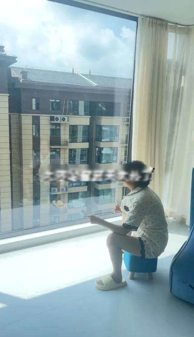 Chồng tôi nhất quyết đóng kín ban công bằng cửa kính, sau 6 tháng tôi hối hận đến mức muốn phá bỏ ngay lập tức- Ảnh 2. Chồng tôi nhất quyết đóng kín ban công bằng cửa kính, sau 6 tháng tôi hối hận đến mức muốn phá bỏ ngay lập tức- Ảnh 2.