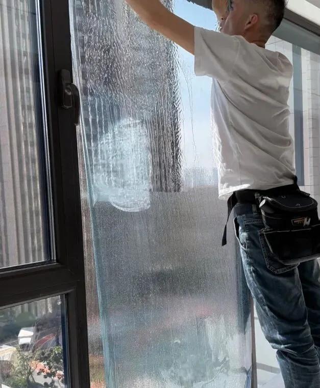 Chồng tôi nhất quyết đóng kín ban công bằng cửa kính, sau 6 tháng tôi hối hận đến mức muốn phá bỏ ngay lập tức- Ảnh 4. Chồng tôi nhất quyết đóng kín ban công bằng cửa kính, sau 6 tháng tôi hối hận đến mức muốn phá bỏ ngay lập tức- Ảnh 4.