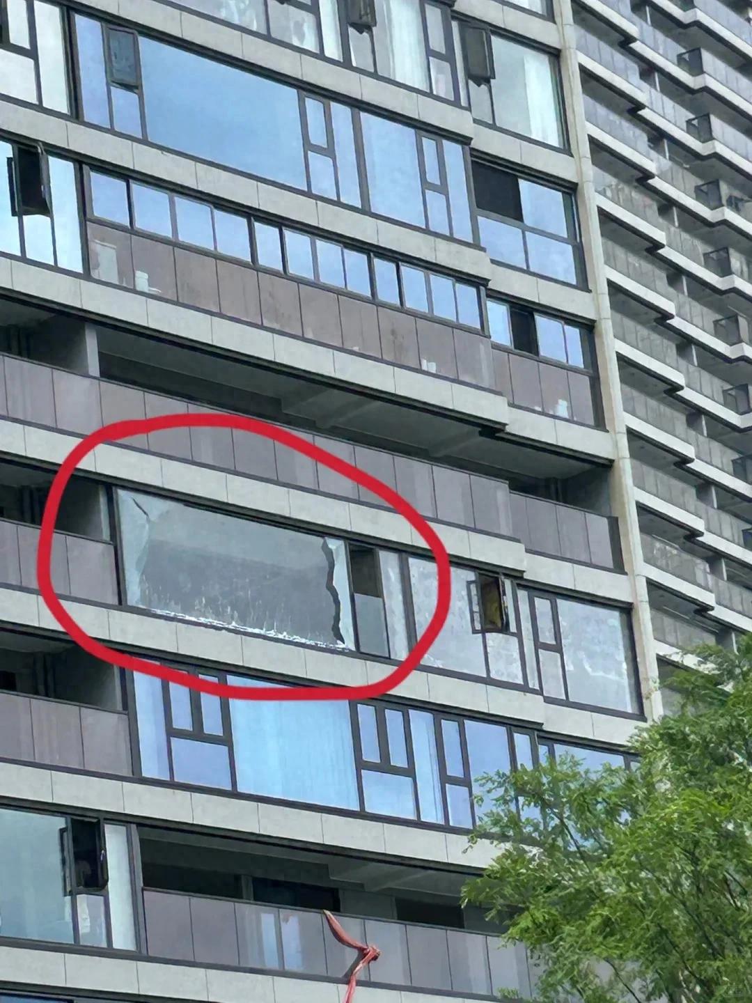 Chồng tôi nhất quyết đóng kín ban công bằng cửa kính, sau 6 tháng tôi hối hận đến mức muốn phá bỏ ngay lập tức- Ảnh 1. Chồng tôi nhất quyết đóng kín ban công bằng cửa kính, sau 6 tháng tôi hối hận đến mức muốn phá bỏ ngay lập tức- Ảnh 1.