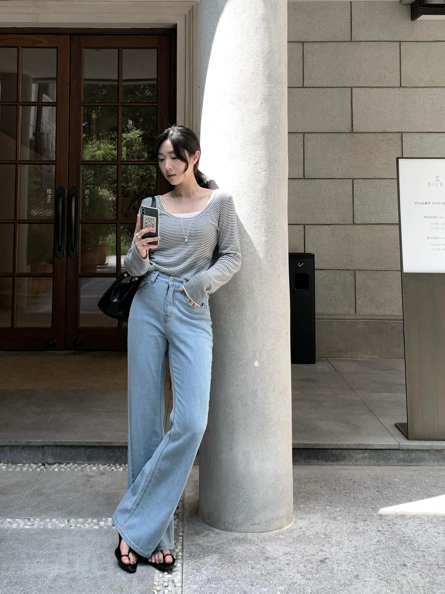 Áo thun dài tay và quần mùa đông: Chỉ 5 phút cho một set đồ gấp đôi sự trẻ trung, sành điệu mọi lúc- Ảnh 4. Áo thun dài tay và quần mùa đông: Chỉ 5 phút cho một set đồ gấp đôi sự trẻ trung, sành điệu mọi lúc- Ảnh 4.