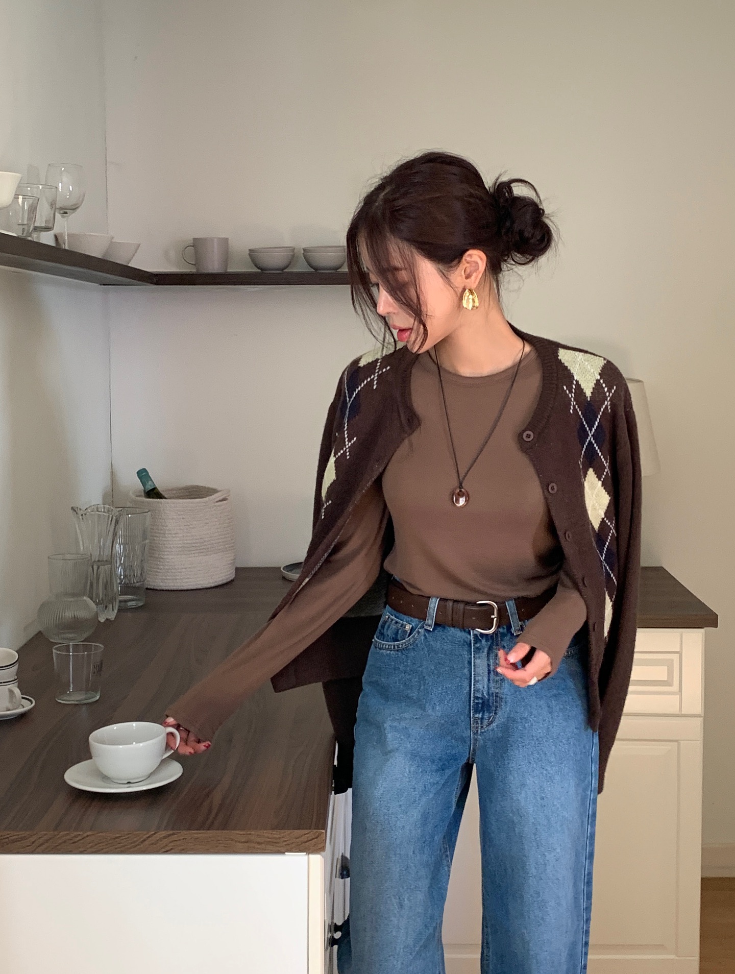 Áo thun dài tay và quần mùa đông: Chỉ 5 phút cho một set đồ gấp đôi sự trẻ trung, sành điệu mọi lúc- Ảnh 3. Áo thun dài tay và quần mùa đông: Chỉ 5 phút cho một set đồ gấp đôi sự trẻ trung, sành điệu mọi lúc- Ảnh 3.