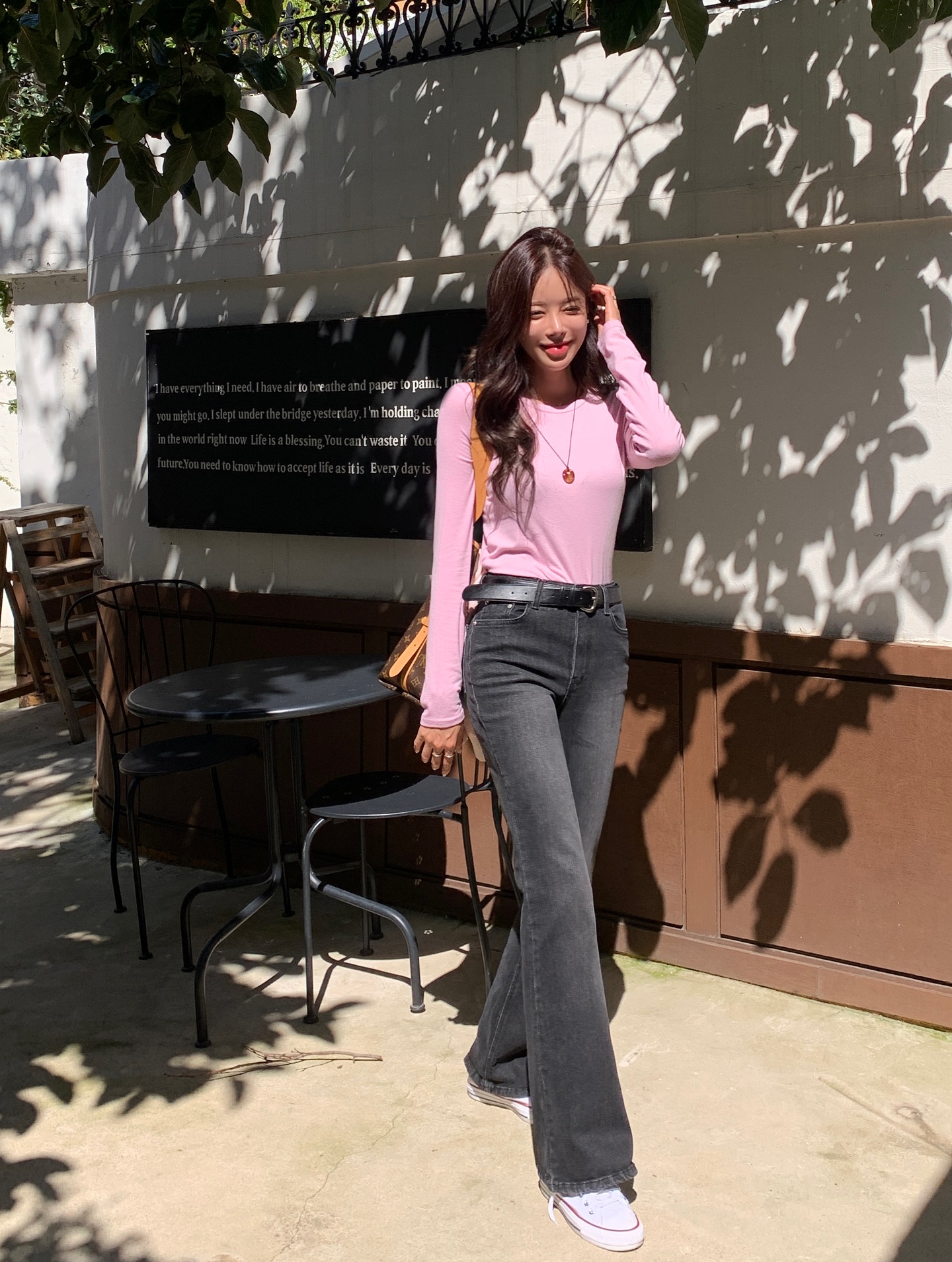 Áo thun dài tay và quần mùa đông: Chỉ 5 phút cho một set đồ gấp đôi sự trẻ trung, sành điệu mọi lúc- Ảnh 2. Áo thun dài tay và quần mùa đông: Chỉ 5 phút cho một set đồ gấp đôi sự trẻ trung, sành điệu mọi lúc- Ảnh 2.