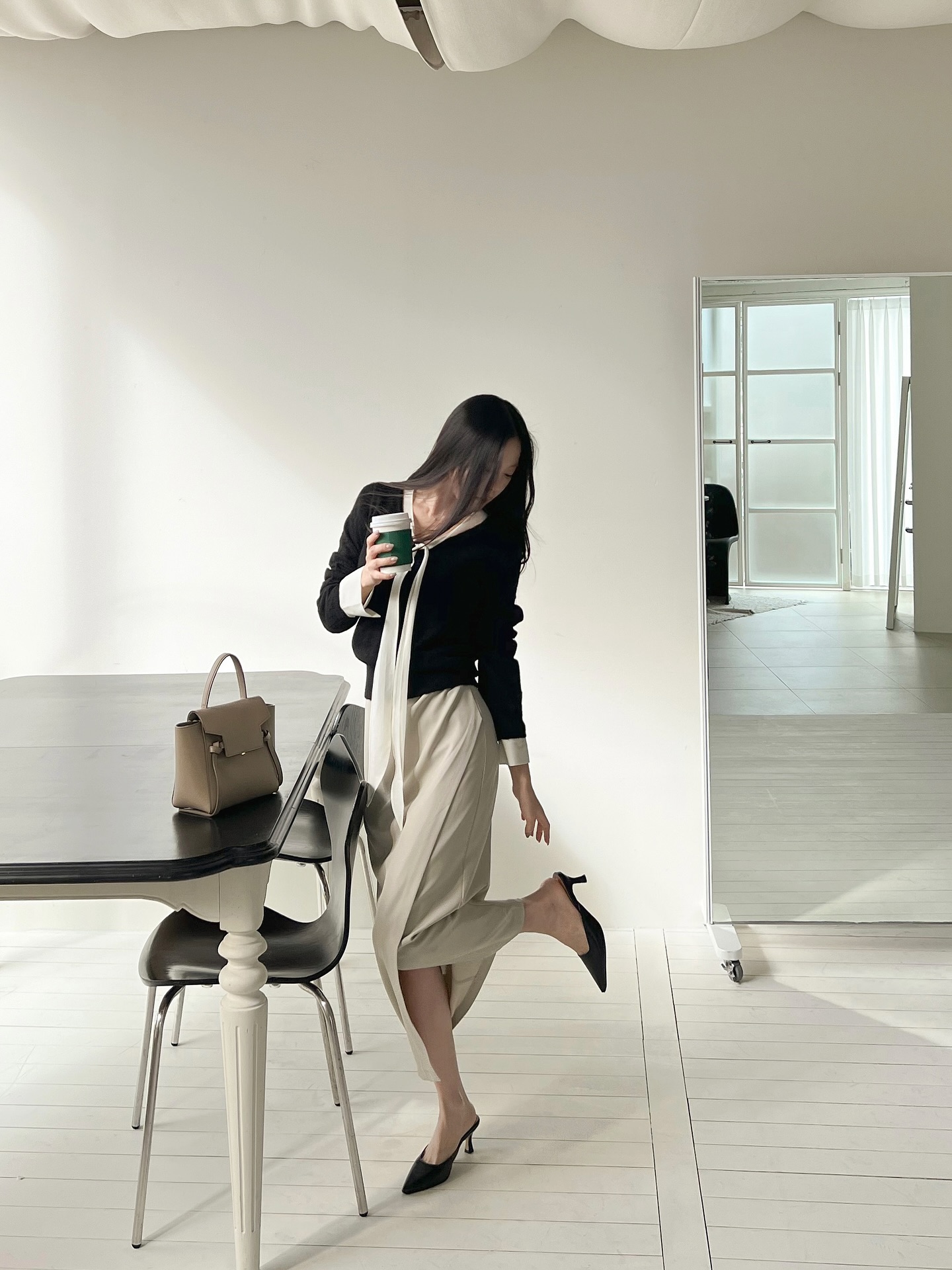 Áo len và chân váy: Bộ đôi siêu nữ tính và thanh lịch, đẹp khó cưỡng trong mùa đông- Ảnh 10. Áo len và chân váy: Bộ đôi siêu nữ tính và thanh lịch, đẹp khó cưỡng trong mùa đông- Ảnh 10.