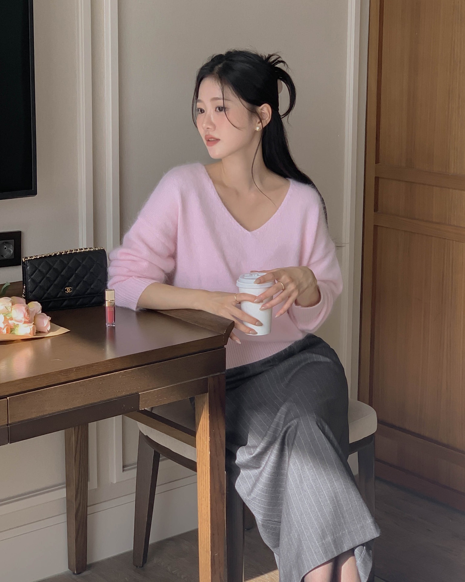 Mặc đẹp không hề khó với 5 mẫu áo len hack tuổi hiệu quả bậc nhất- Ảnh 10.