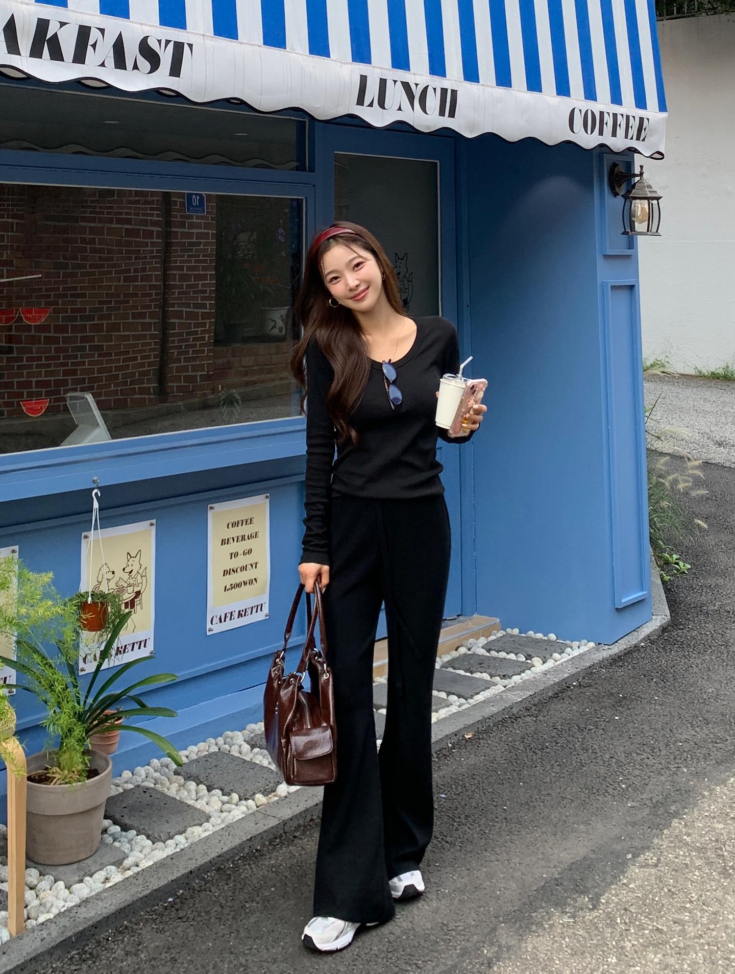 Áo thun dài tay và quần mùa đông: Chỉ 5 phút cho một set đồ gấp đôi sự trẻ trung, sành điệu mọi lúc- Ảnh 7. Áo thun dài tay và quần mùa đông: Chỉ 5 phút cho một set đồ gấp đôi sự trẻ trung, sành điệu mọi lúc- Ảnh 7.