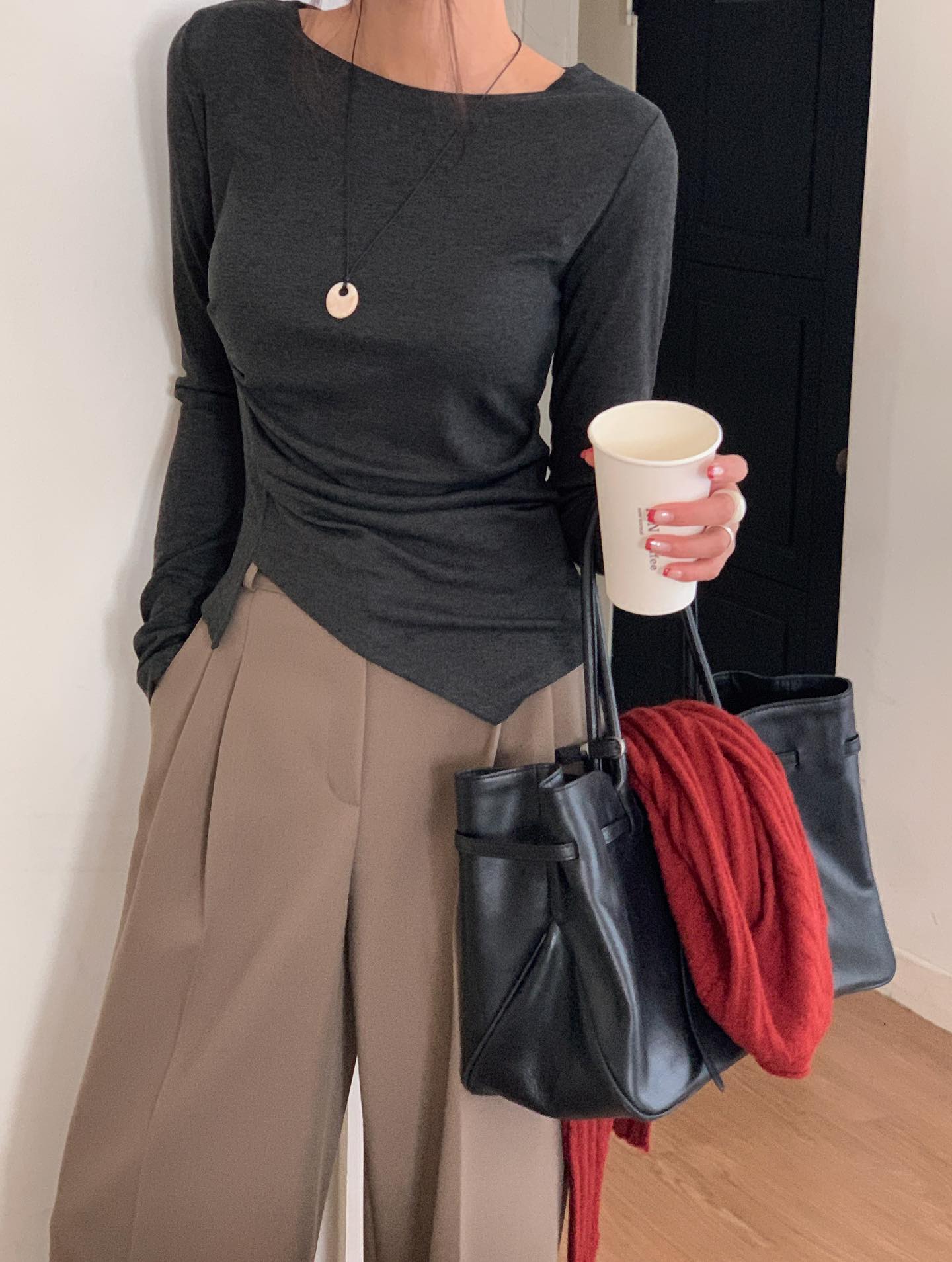 Áo thun dài tay và quần mùa đông: Chỉ 5 phút cho một set đồ gấp đôi sự trẻ trung, sành điệu mọi lúc- Ảnh 6. Áo thun dài tay và quần mùa đông: Chỉ 5 phút cho một set đồ gấp đôi sự trẻ trung, sành điệu mọi lúc- Ảnh 6.