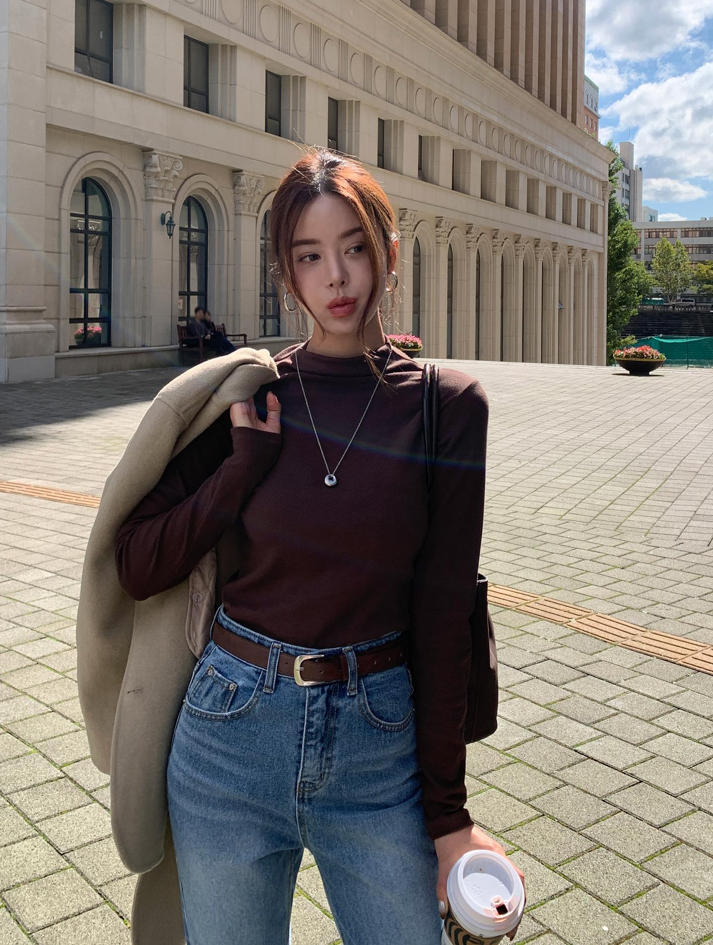 Áo thun dài tay và quần mùa đông: Chỉ 5 phút cho một set đồ gấp đôi sự trẻ trung, sành điệu mọi lúc- Ảnh 8. Áo thun dài tay và quần mùa đông: Chỉ 5 phút cho một set đồ gấp đôi sự trẻ trung, sành điệu mọi lúc- Ảnh 8.