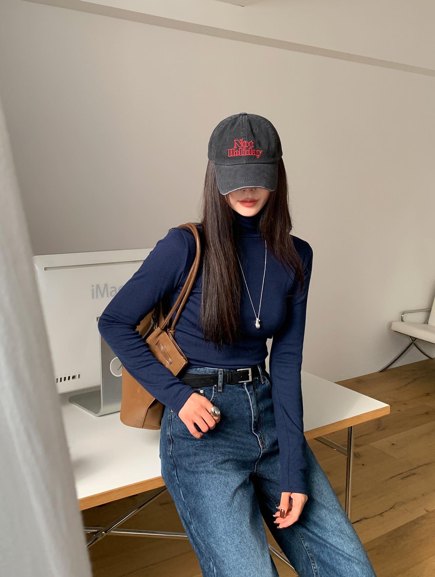 Áo thun dài tay và quần mùa đông: Chỉ 5 phút cho một set đồ gấp đôi sự trẻ trung, sành điệu mọi lúc- Ảnh 12. Áo thun dài tay và quần mùa đông: Chỉ 5 phút cho một set đồ gấp đôi sự trẻ trung, sành điệu mọi lúc- Ảnh 12.