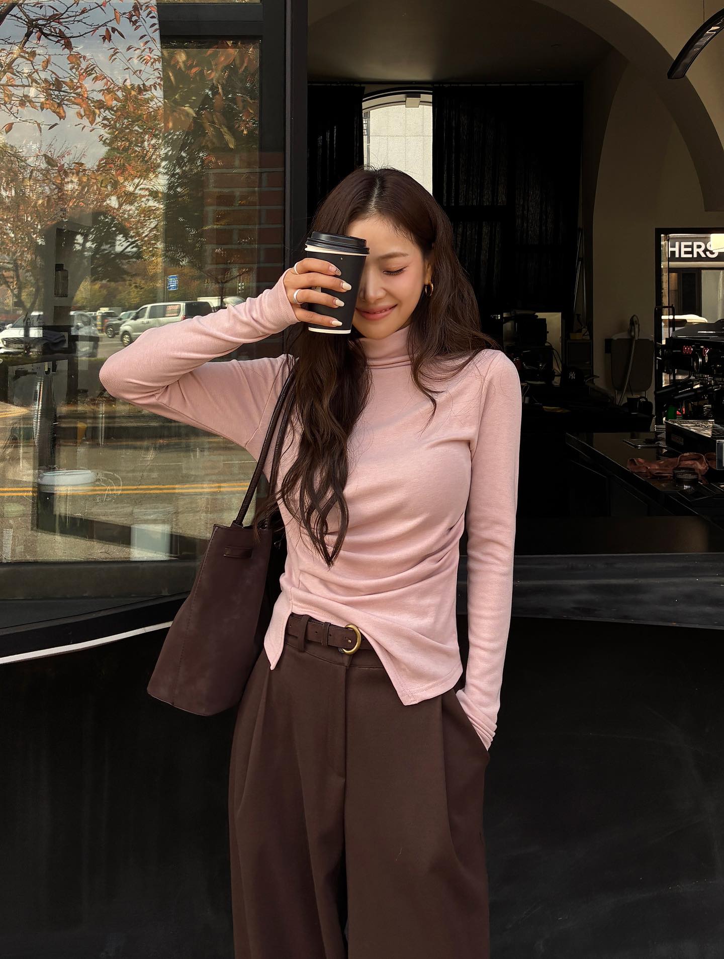 Áo thun dài tay và quần mùa đông: Chỉ 5 phút cho một set đồ gấp đôi sự trẻ trung, sành điệu mọi lúc- Ảnh 9. Áo thun dài tay và quần mùa đông: Chỉ 5 phút cho một set đồ gấp đôi sự trẻ trung, sành điệu mọi lúc- Ảnh 9.