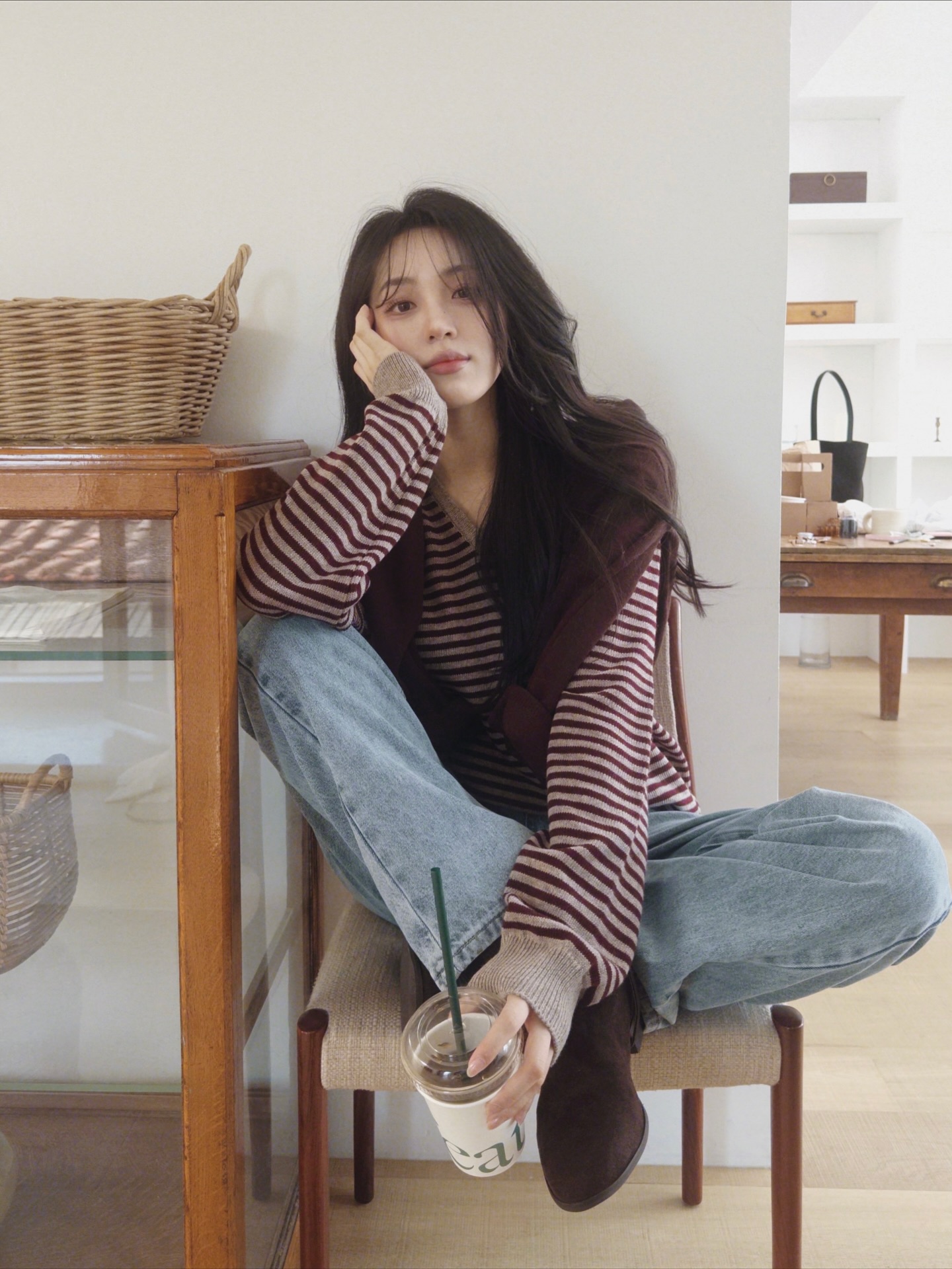 Mặc đẹp không hề khó với 5 mẫu áo len hack tuổi hiệu quả bậc nhất- Ảnh 2.