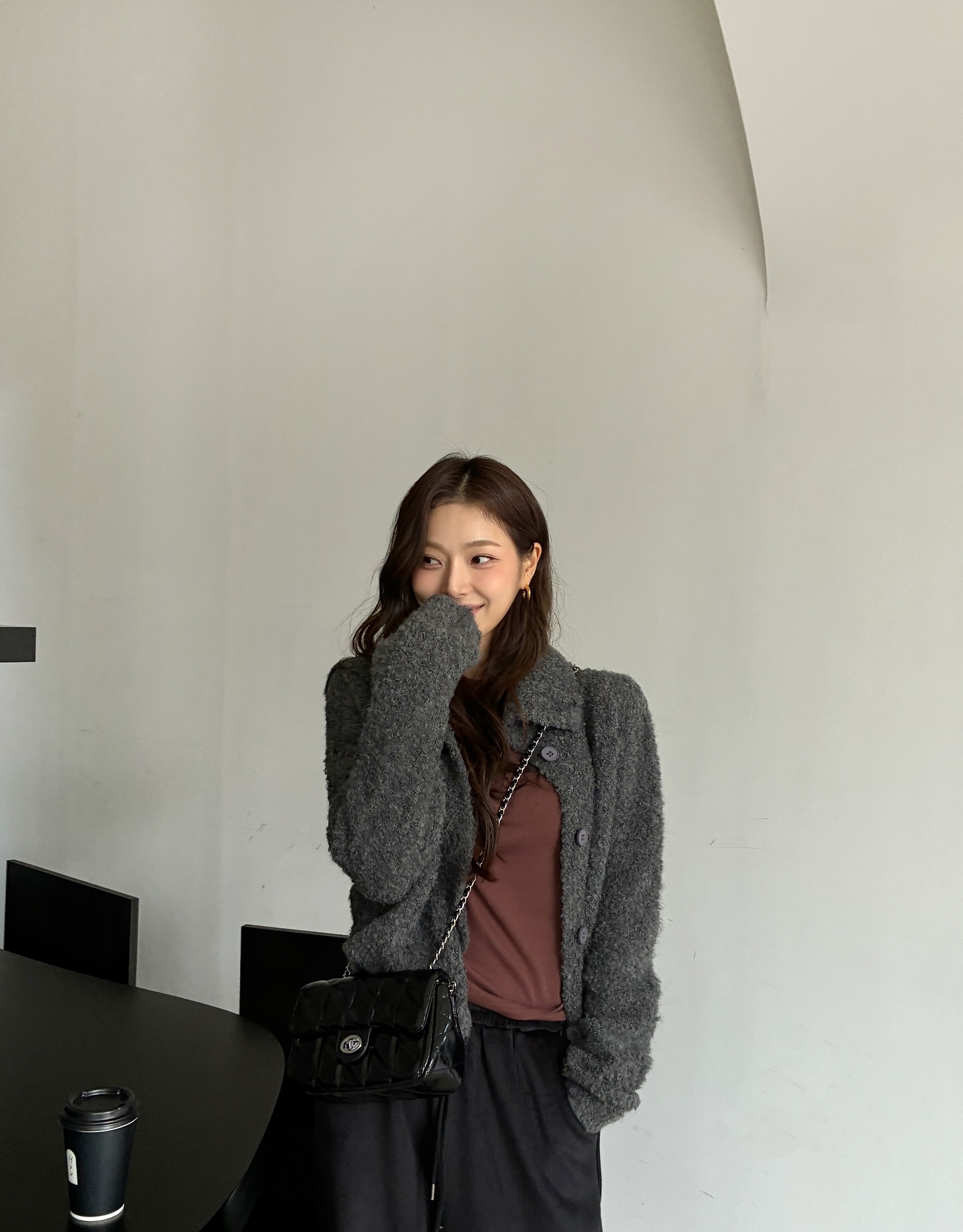 Áo thun dài tay và quần mùa đông: Chỉ 5 phút cho một set đồ gấp đôi sự trẻ trung, sành điệu mọi lúc- Ảnh 14. Áo thun dài tay và quần mùa đông: Chỉ 5 phút cho một set đồ gấp đôi sự trẻ trung, sành điệu mọi lúc- Ảnh 14.