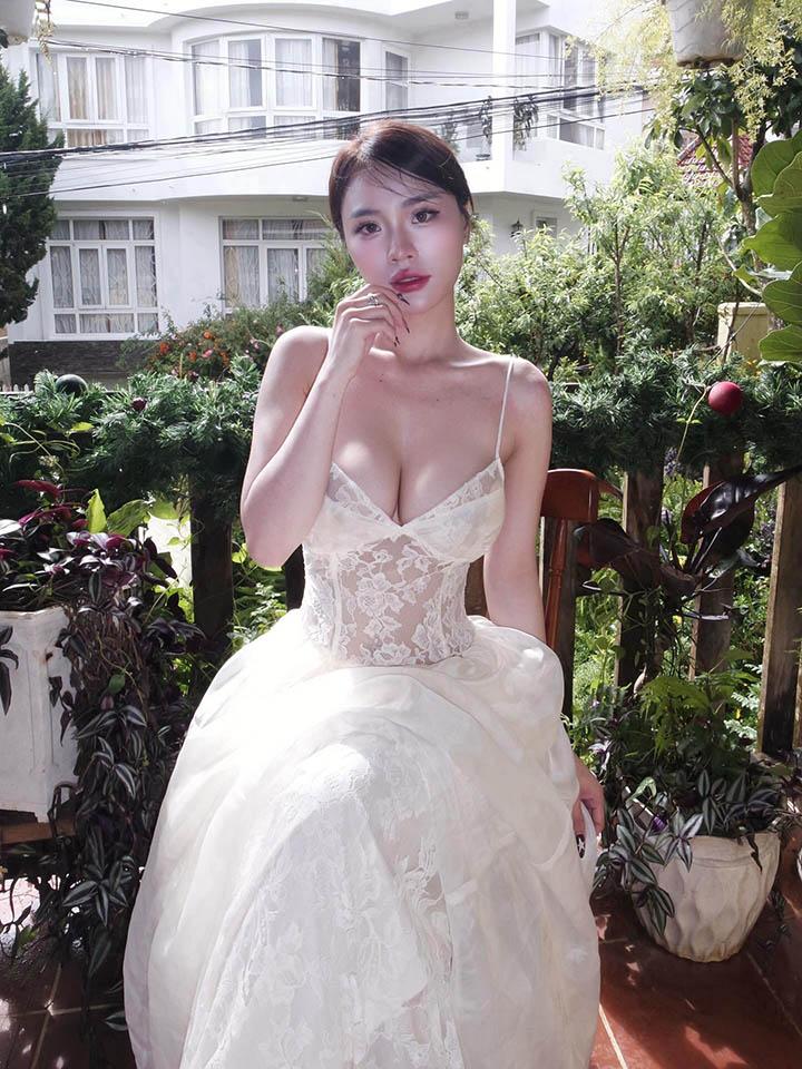 Đường cong và gu thời trang táo bạo của mỹ nhân này khiến fan không thể rời mắt- Ảnh 3. Đường cong và gu thời trang táo bạo của mỹ nhân này khiến fan không thể rời mắt- Ảnh 3.