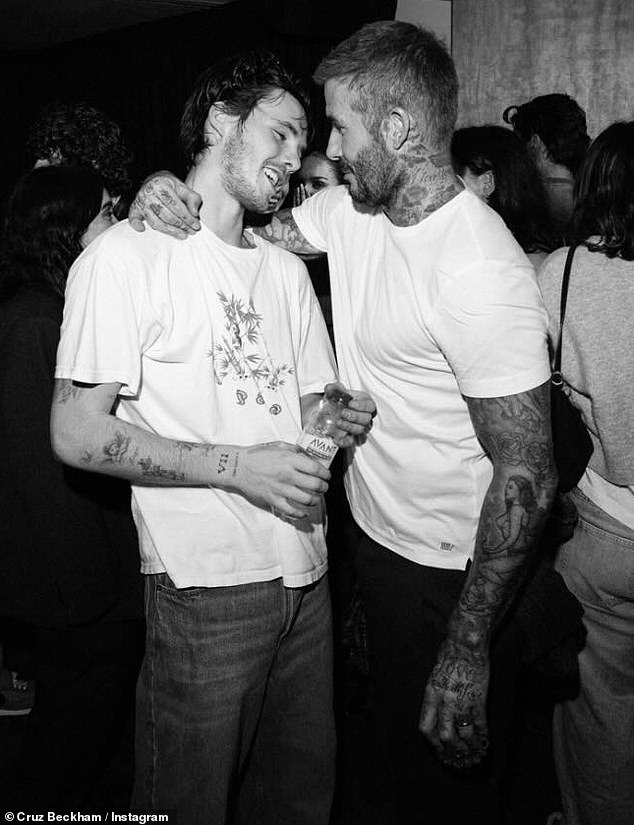 Con trai Beckham bị tố đạo nhạc The Beatles và Oasis, bị ví như "bản cover giá rẻ" liền đáp trả cực gắt- Ảnh 4.