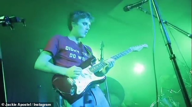 Con trai Beckham bị tố đạo nhạc The Beatles và Oasis, bị ví như "bản cover giá rẻ" liền đáp trả cực gắt- Ảnh 1.