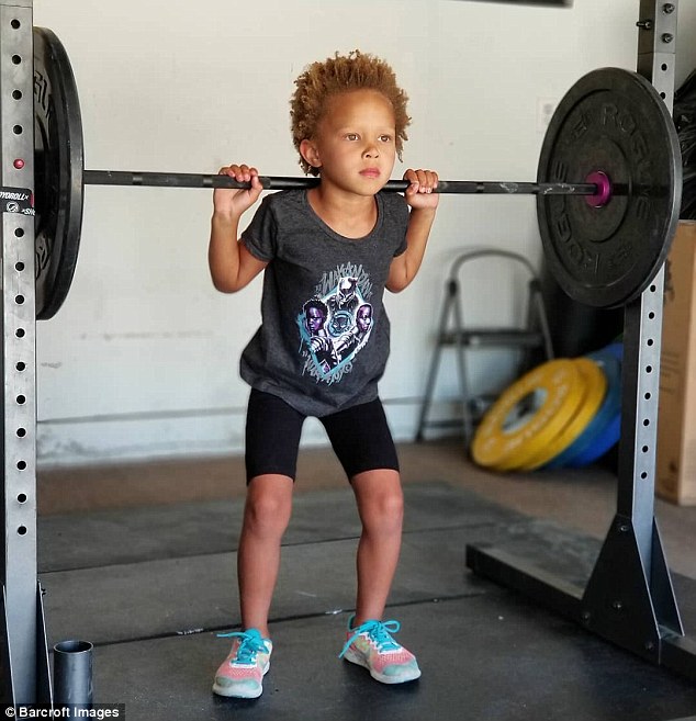 Cô bé 4 tuổi hít xà, lên 5 tuổi đã chống đẩy 60 cái khiến thanh niên còn nể, nhìn thể hình là choáng váng- Ảnh 3.