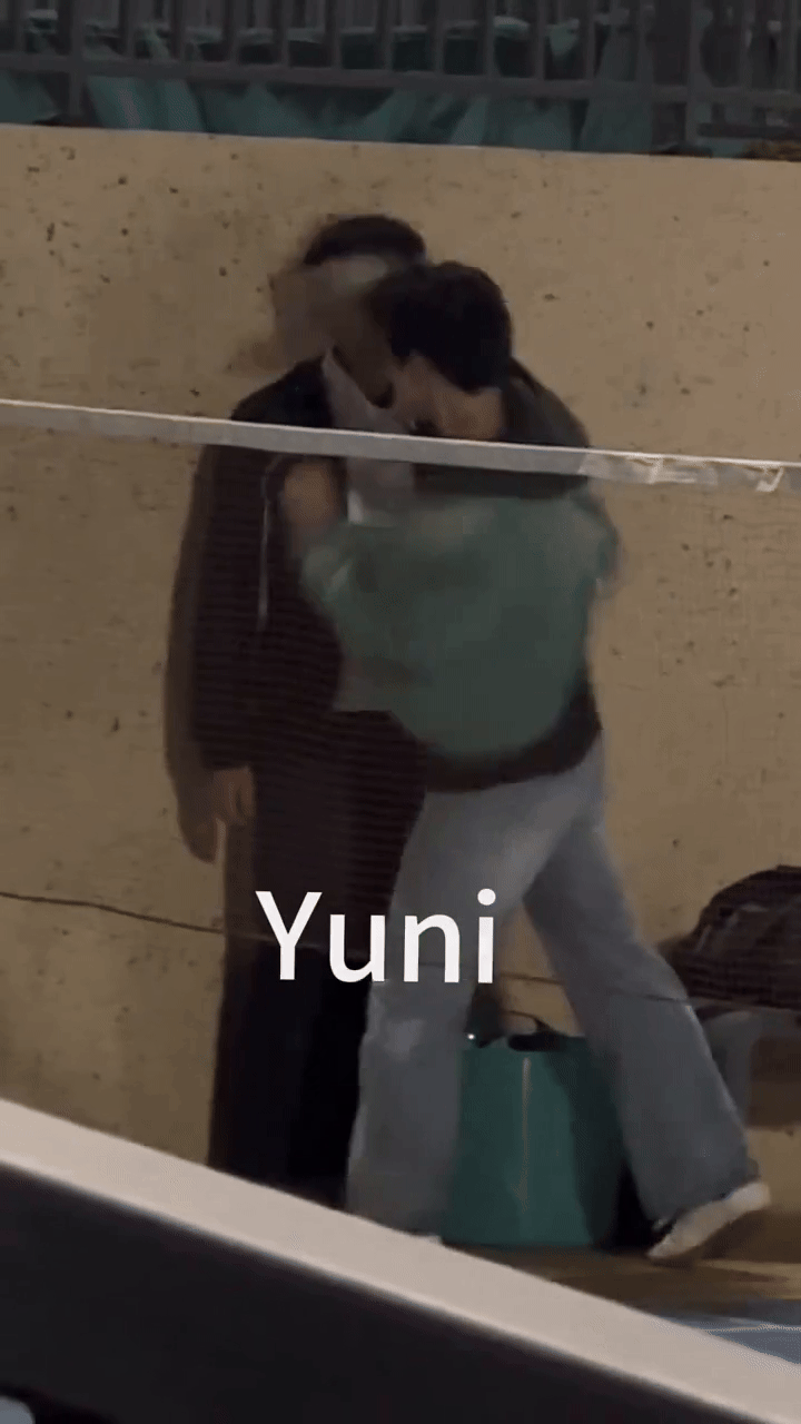 Clip sốc: Nam diễn viên 2k4 ngã khuỵu vì bị đồng nghiệp đấm mạnh vào mặt- Ảnh 1. Clip sốc: Nam diễn viên 2k4 ngã khuỵu vì bị đồng nghiệp đấm mạnh vào mặt- Ảnh 1.