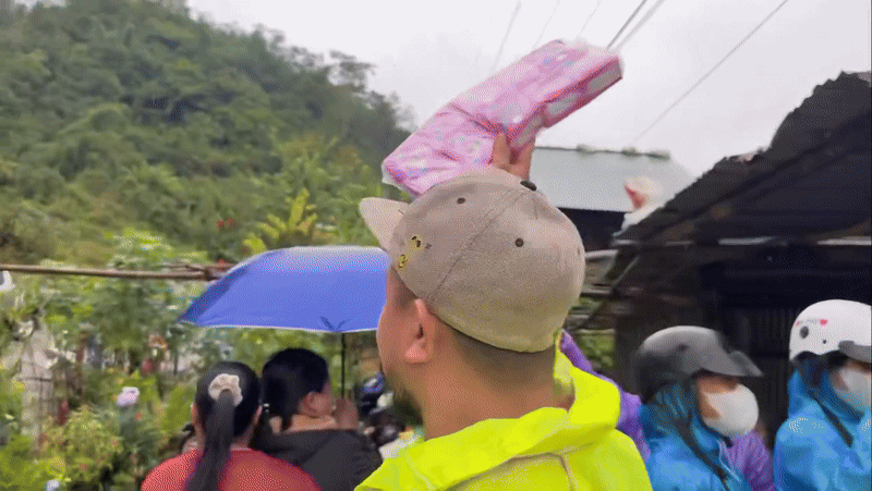 Không phải đồ ăn, thức uống - đây là món hàng cứu trợ khiến tất cả rơi nước mắt- Ảnh 1. Không phải đồ ăn, thức uống - đây là món hàng cứu trợ khiến tất cả rơi nước mắt- Ảnh 1.