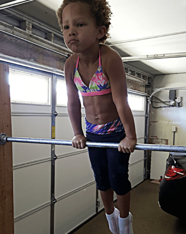 Cô bé 4 tuổi hít xà, lên 5 tuổi đã chống đẩy 60 cái khiến thanh niên còn nể, nhìn thể hình là choáng váng- Ảnh 2.