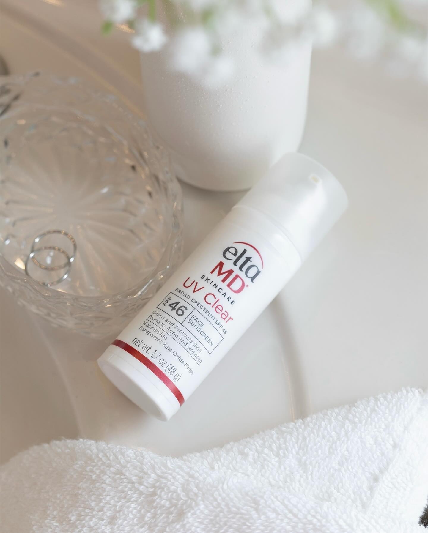 5 kem chống nắng ngăn chặn ánh sáng xanh, bảo vệ da từ trong nhà ra ngoài trời- Ảnh 1.