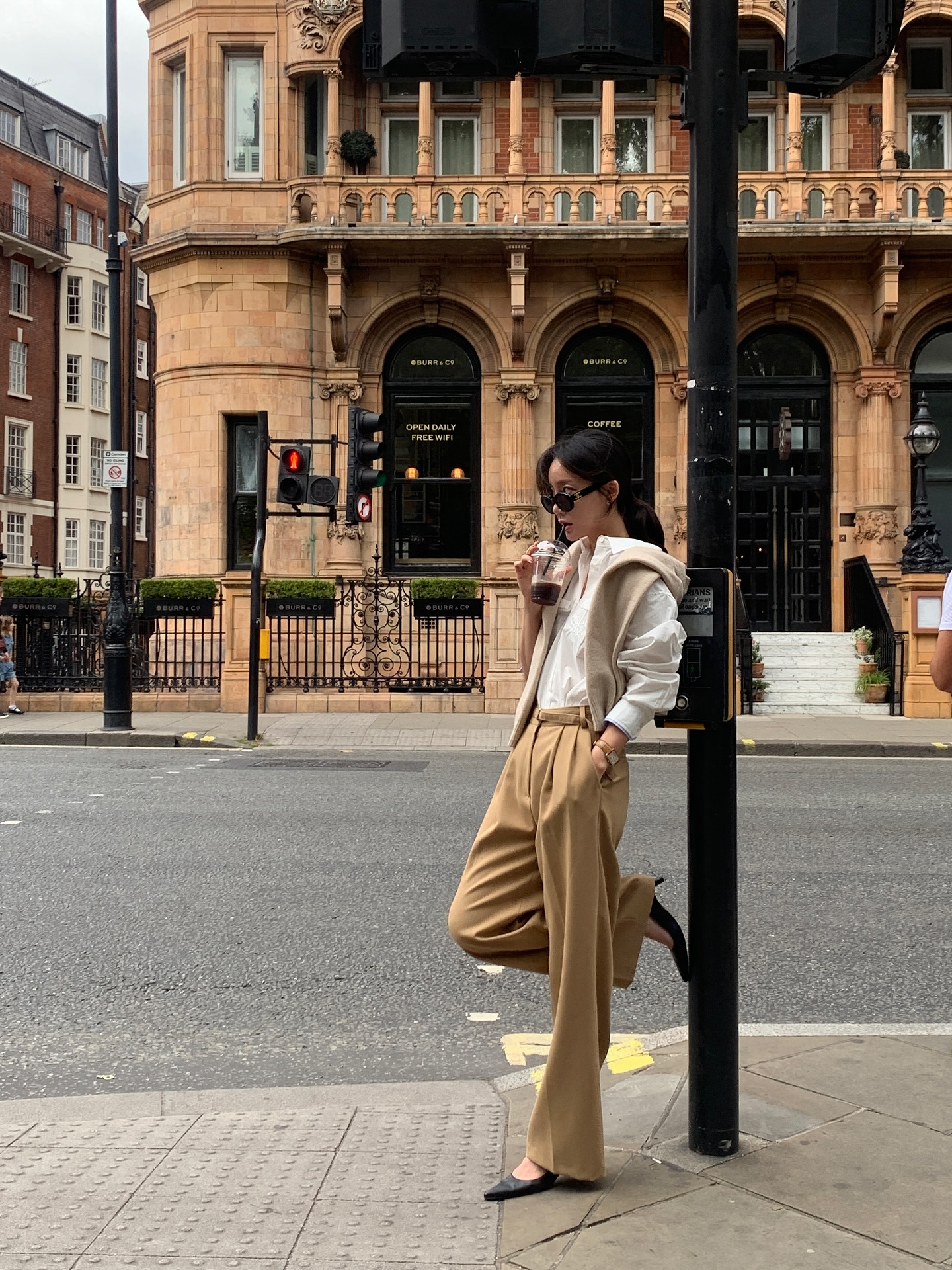 4 mẫu quần công sở này chuẩn thanh lịch, nhưng cũng hack tuổi đỉnh nhất- Ảnh 2. 4 mẫu quần công sở này chuẩn thanh lịch, nhưng cũng hack tuổi đỉnh nhất- Ảnh 2.