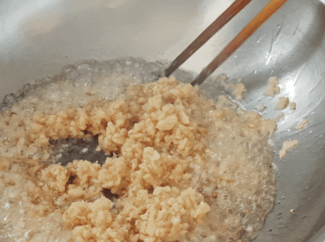 Mẹ tôi khiến cả nhà "mê mẩn" món ăn này: Bữa tối cứ nấu 1 nồi là các thành viên đua nhau ăn hết sạch- Ảnh 4.