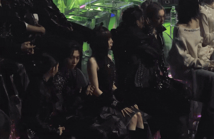 Mỹ nhân "số đỏ" nhất Hàn Quốc bị cô lập, nhan sắc rực rỡ là quân bài giúp nhóm nhạc tài phiệt sống sót- Ảnh 3.