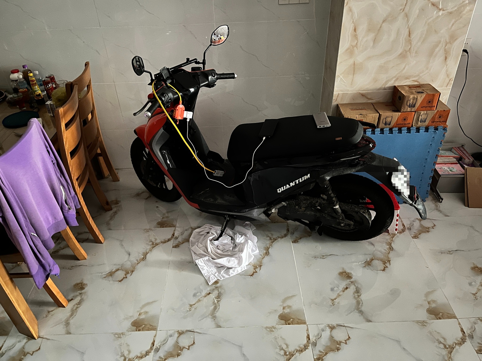 Mưa lũ mất điện nhưng nhà vẫn sáng đèn, có WiFi: Hóa ra nhờ tính năng 'ẩn' của chiếc xe máy điện này- Ảnh 2.