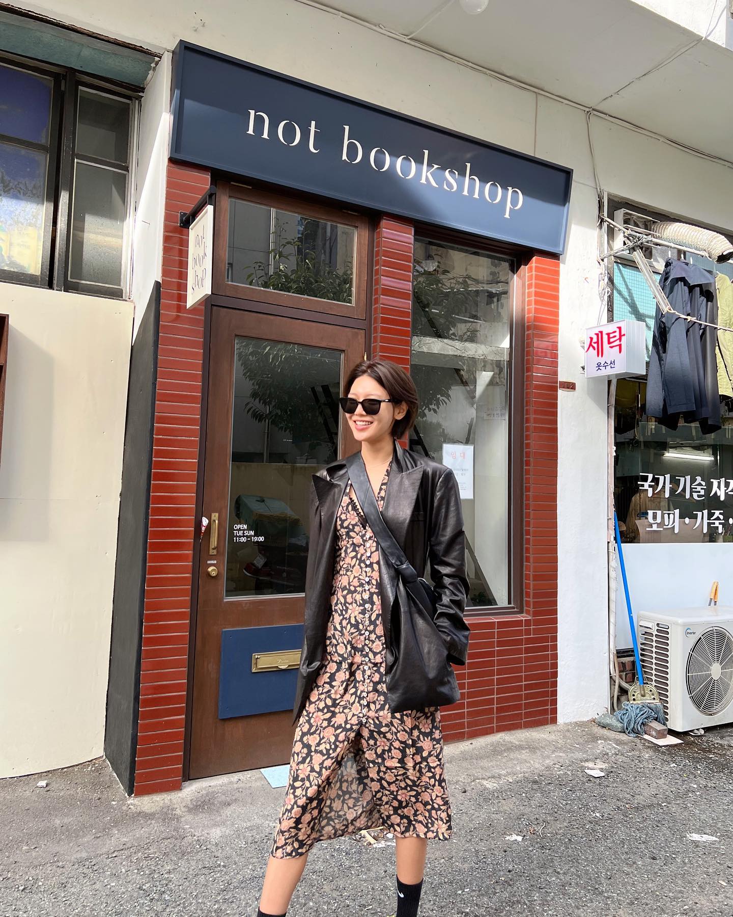 Từ những item rất quen thuộc, sao nữ Hàn có 5 công thức trang phục siêu hack tuổi- Ảnh 1.