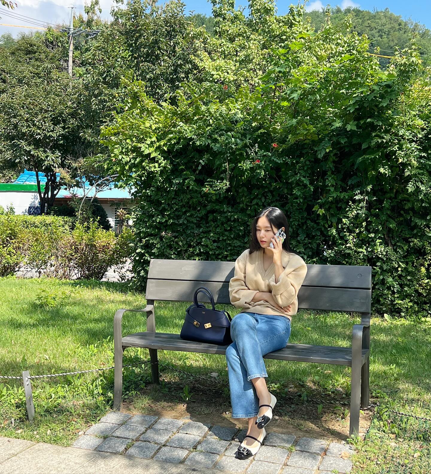 Từ những item rất quen thuộc, sao nữ Hàn có 5 công thức trang phục siêu hack tuổi- Ảnh 7.